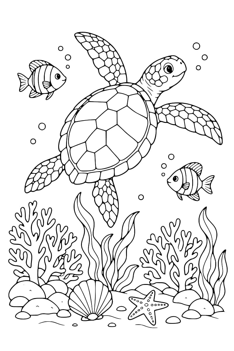 Dessin en noir et blanc d’une tortue marine aux motifs détaillés nageant au-dessus d’un fond sous-marin avec deux poissons, des coraux, des algues, des coquillages et une étoile de mer.