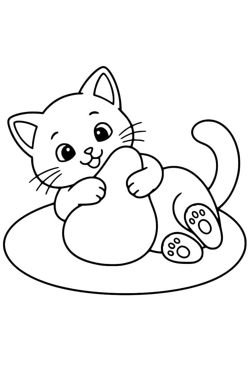 Dessin au trait noir d’un chaton allongé sur un tapis ovale, tenant un doudou en forme de poire entre ses pattes avant, la queue relevée et les coussinets visibles.