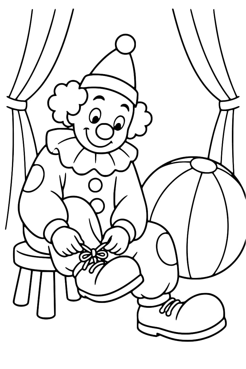 Dessin en noir et blanc d’un clown coiffé d’un bonnet à pompon, assis sur un tabouret entre deux rideaux ouverts, qui noue le lacet de sa grande chaussure avec un ballon à rayures à ses côtés.