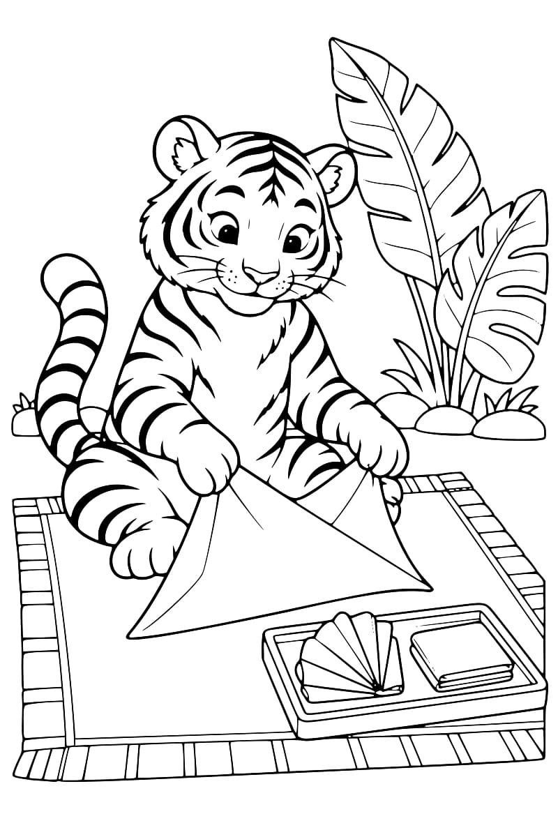 Dessin en noir et blanc d’un petit tigre assis sur un tapis, tenant un grand tissu plié en triangle, avec un plateau de tissus pliés devant lui et de grandes feuilles à l’arrière-plan.