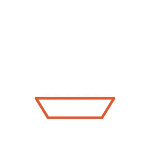 Étape 1 : Dessine une longue forme en bas de la feuille, large en haut et plus étroite en bas : c’est la coque.