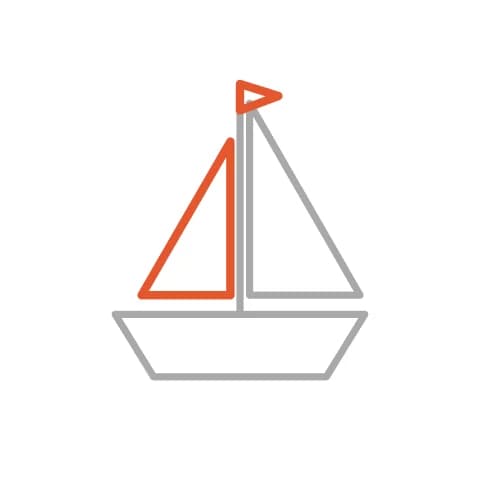 Étape 4 : À gauche du mât, dessine un petit triangle pour l’autre voile, puis un tout petit triangle en haut pour le drapeau.