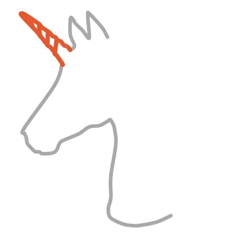 Étape 4 : Ajoute une longue corne en triangle sur le front, puis trace des courbes en spirale à l’intérieur.