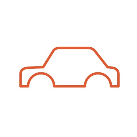 Étape 1 : Au milieu de la feuille, trace une longue carrosserie avec un toit arrondi et deux ouvertures en demi-rond en bas pour les roues.