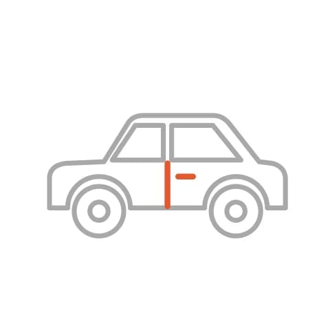 Étape 4 : Sous l’espace entre les fenêtres, trace un trait vertical pour la porte, puis un petit rectangle horizontal pour la poignée.