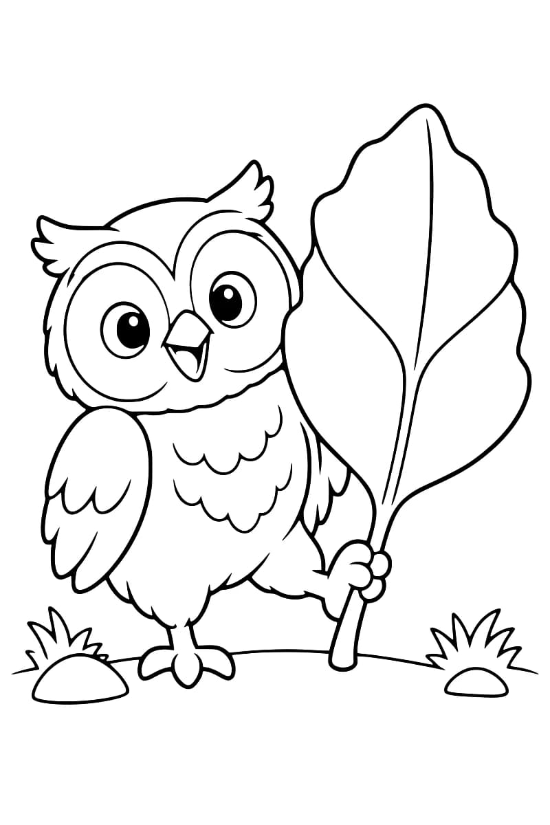 Dessin en noir et blanc d’un hibou aux grands yeux tenant une grande feuille verticale avec une patte, sur un sol parsemé de deux pierres et de touffes d’herbe.