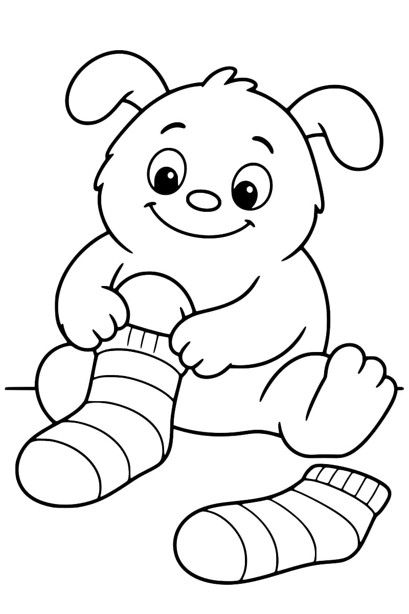 Dessin en noir et blanc d’un petit monstre souriant aux oreilles tombantes, assis et tenant le bord d’une grande chaussette à rayures sur son pied, avec une seconde chaussette au premier plan.