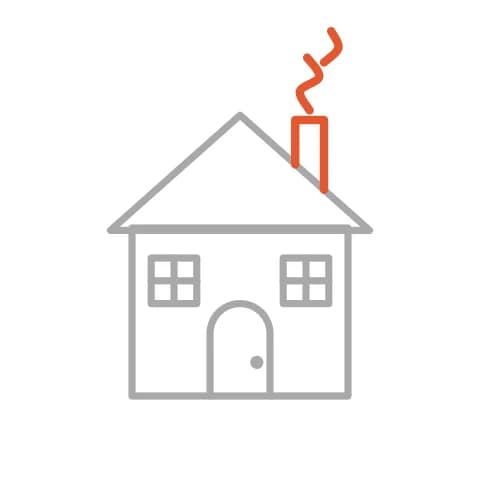 Étape 5 : Sur le toit, trace une petite cheminée avec des traits droits, puis des courbes au-dessus pour la fumée.